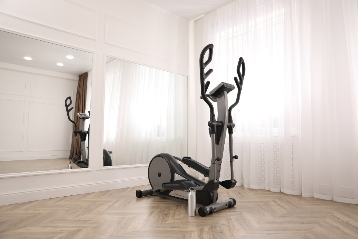 velo elliptique dans une salle avec miroir