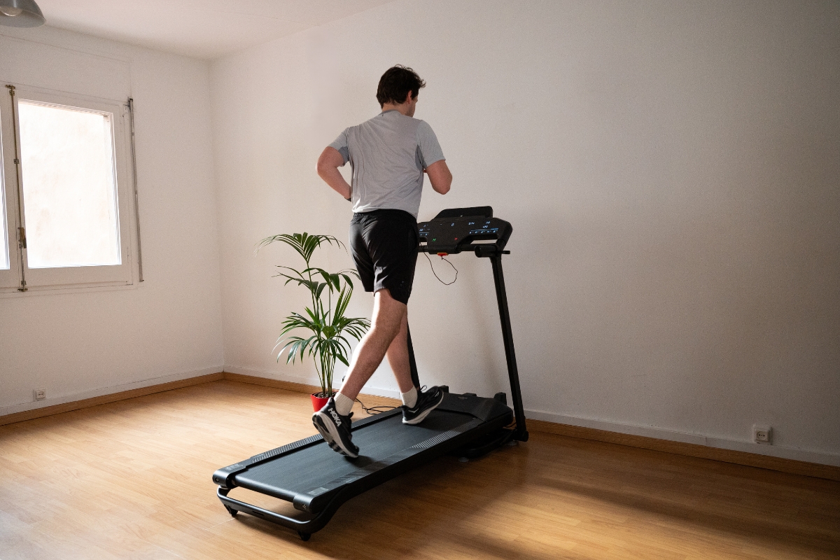 Rémi qui court sur Domyos RUN500 vue oblique