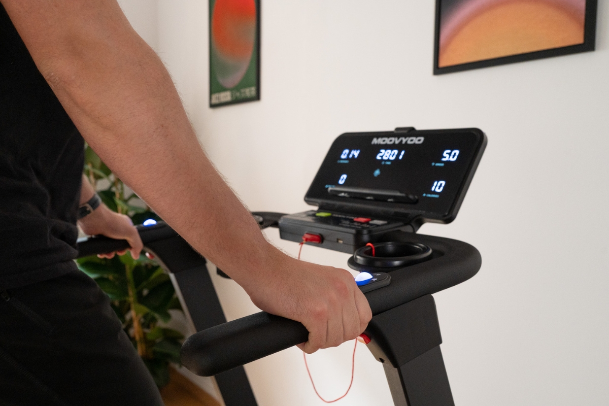 moovyoo léopard mains sur capteurs de fréquence cardiaque