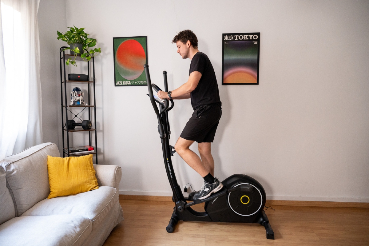 rémi qui pédale de côté vélo elliptique fitness doctor dragon iii 2