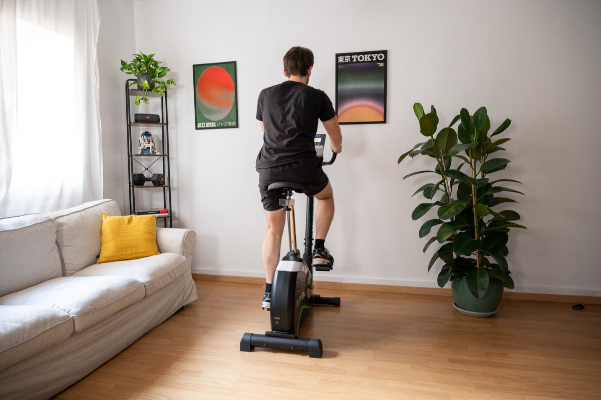 rémi qui pédale vue arrière moovyoo ultra green b 2.0