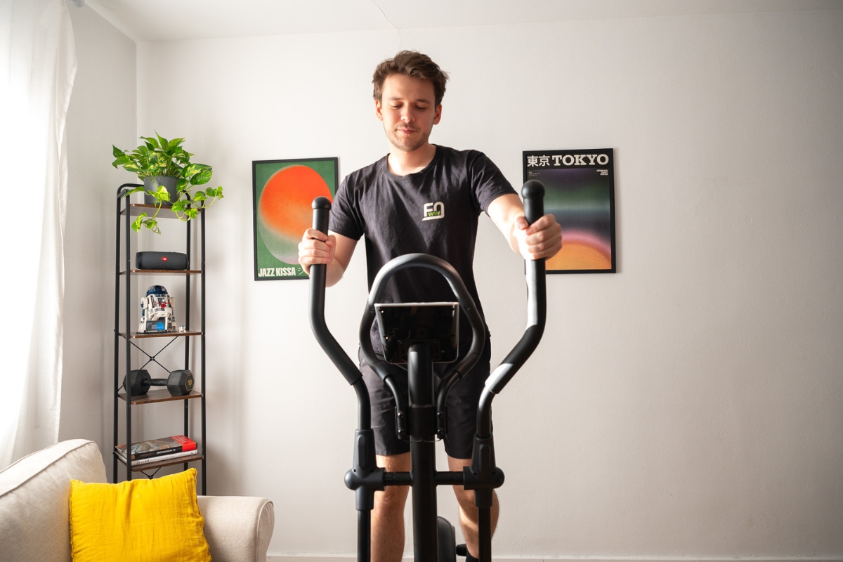 rémi qui pédale vue frontale vélo elliptique fitness doctor dragon iii